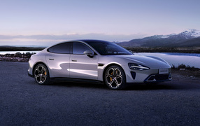 Серебристый автомобиль Xiaomi SU7 2024 года