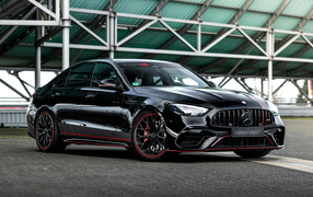 Стильный черный автомобиль Manhart CRE 700 2024 года