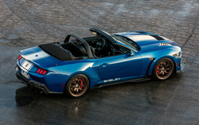 Вид сверху на автомобиль Shelby Super Snake Convertible 2024 года