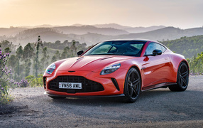 Красный автомобиль Aston Martin Vantage 2025 года