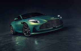Зеленый автомобиль Aston Martin DB12