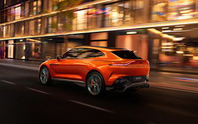 Вид сзади на автомобиль Aston Martin DBX707 2024  года на дороге