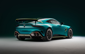 Вид сзади на автомобиль Aston Martin Vantage GT4 2024 года