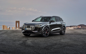 Черный автомобиль Audi SQ6 E-Tron 2024  года