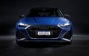 Вид спереди на синий автомобиль  Audi RS 6 Avant Legacy 2024 года