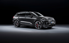 Презентация автомобиля  Audi SQ6 E-Tron 2024  года на черном фоне