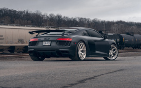 Вид сзади на автомобиль Audi R8 Velgen Wheels