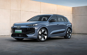 Серебристый автомобиль Audi Q6L E-Tron Quattro S Line 2024 года