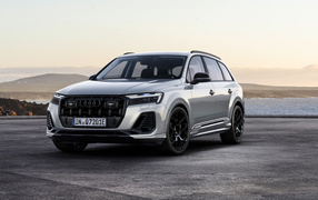 Серебристый автомобиль Audi Q7 55 TFSI E Quattro 2024 года