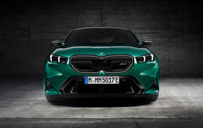 Зеленый автомобиль BMW M5 2024  года вид спереди