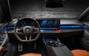 Салон автомобиля BMW M5 2024 года