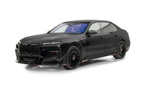 Черный Mansory BMW 7 Series на белом фоне