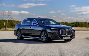 Черный автомобиль BMW I7 XDrive60 Protection 2024 года