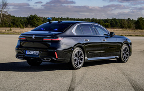 Черный автомобиль  BMW I7 XDrive60 Protection 2024 года вид сзади