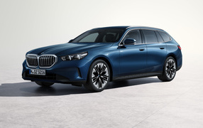 Синий автомобиль  BMW 520d XDrive Touring 2024  года