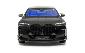 Вид спереди на автомобиль Mansory BMW 7 Series на белом фоне