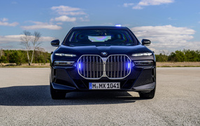 Вид спереди на черный автомобиль BMW I7 XDrive60 Protection 2024 года