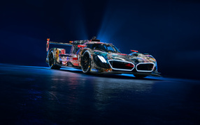 Гоночный разноцветный автомобиль BMW Art Car By Julie Mehretu