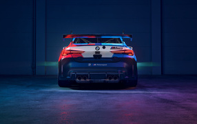 Вид сзади на автомобиль BMW M4 GT4 EVO в здании