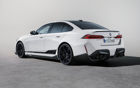 Вид сзади на белый автомобиль BMW M5 M