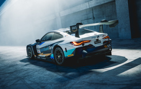 Вид сзади на гоночный автомобиль BMW M4 GT3 Endurance Cup