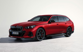 Красный автомобиль BMW I5 M60 XDrive Touring M Performance Parts 2024 года