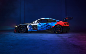 Вид сбоку на гоночный автомобиль BMW M4 GT3 EVO