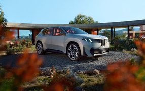 Серебристый автомобиль BMW Vision Neue Klasse X 2024 года