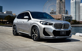 Серебристый автомобиль BMW X1 XDrive20i M Sport 2024 года