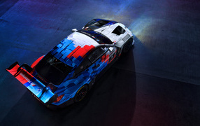 Вид сверху на автомобиль BMW M4 GT3 EVO