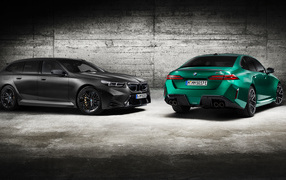 Два автомобиля BMW M5 2024 года на фоне серой стены