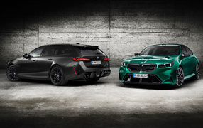 Два автомобиля BMW M5 2024  года у стены