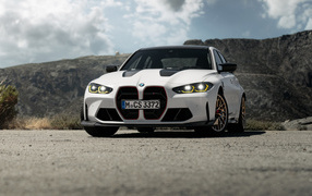 Белый автомобиль BMW M3 CS  на фоне гор