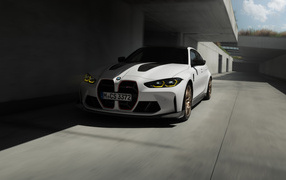 Белый автомобиль BMW M3 CS у стены