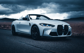 Белый кабриолет  BMW M4 под грозовым небом