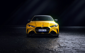 Желтый автомобиль BMW M4 G82  на черном фоне