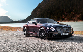 Автомобиль Bentley Continental GT Mulliner у реки