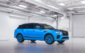 Голубой автомобиль Bentley Bentayga EWB Azure By Mulliner 2024 года