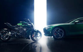 Мотоцикл Ducati Diavel и автомобиль Bentley