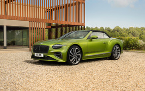 Зеленый автомобиль Bentley Continental GT Speed Convertible 2024 года у дома
