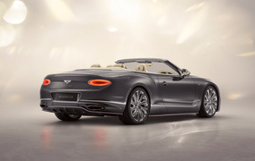 Вид сзади на автомобиль Bentley Continental GT Convertible Boodles By Mulliner 2024 года