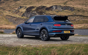 Вид сзади на автомобиль  Bentley Bentayga EWB Mulliner 2024