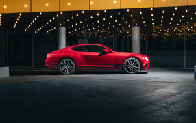 Вид сбоку на красный автомобиль Bentley Continental GT V8 Edition 2024 года