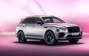 Серебристый автомобиль Bentley Bentayga V8 S Curated By Mulliner 2024 года на розовом фоне