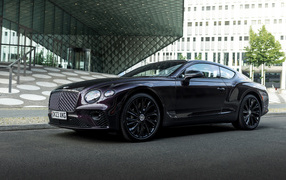 Стильный черный автомобиль Bentley Continental GT Mulliner