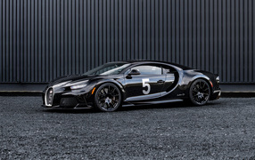 Черный быстрый автомобиль Bugatti Chiron Super Sport Hommage T50S 2024 года
