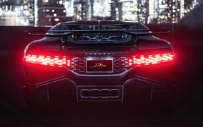 Включенные фары автомобиля  Bugatti Divo