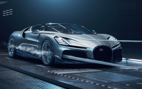 Дорогой серебристый автомобиль Bugatti W16 Mistral Roadster