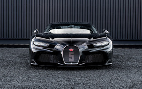 Вид спереди на автомобиль Bugatti Chiron Super Sport Hommage T50S 2024 года