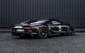 Вид сзади на автомобиль Bugatti Chiron Super Sport Hommage T50S 2024 года